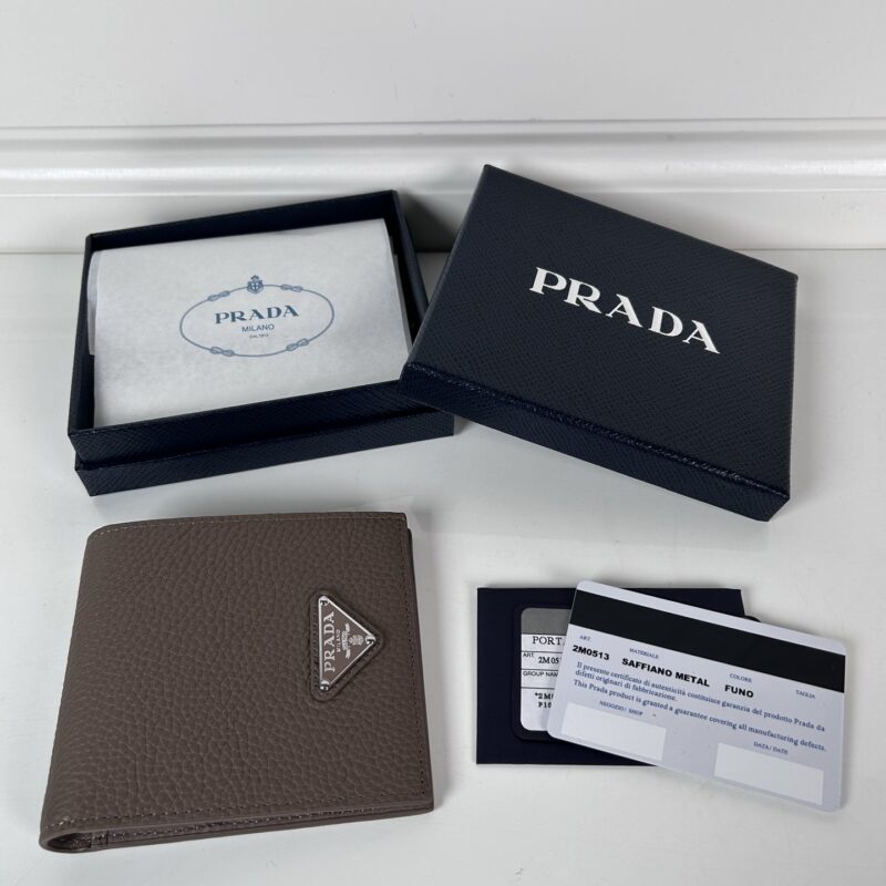 PRADA P家➡️男士鹿皮三角银唛短夹，灰色，型号2M0513