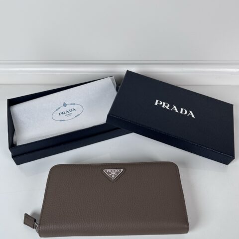 PRADA P家➡️男士十字纹皮夹，灰色鹿皮，型号2M1317