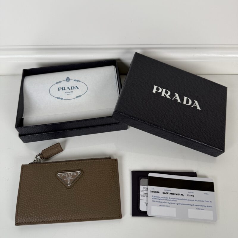 PRADA P家➡️灰色鹿皮卡包，型号：2MC086