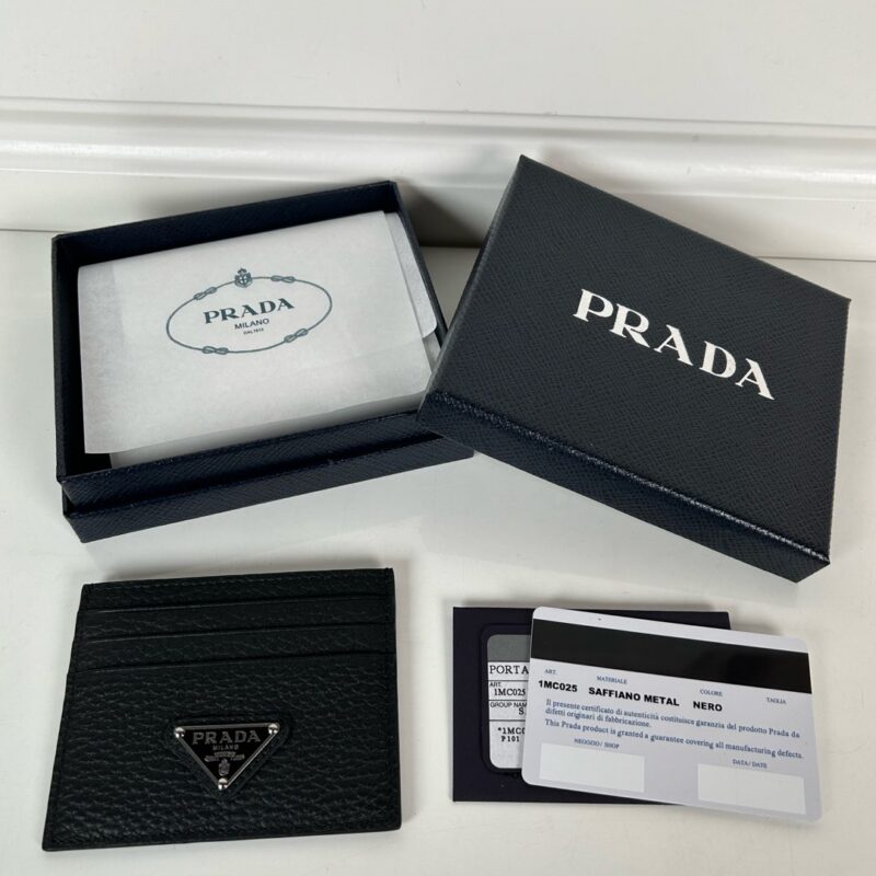 PRADA P家➡️ 男女通用小卡包,黑色鹿皮三角标,型号2MC025