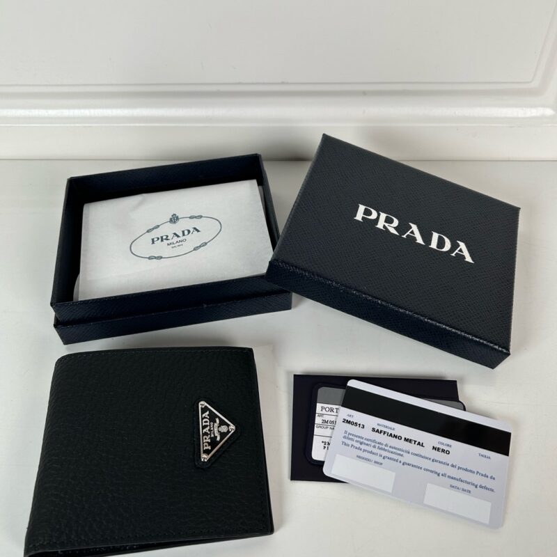 PRADA P家➡️男士鹿皮三角银唛短夹，黑色，型号2M0513