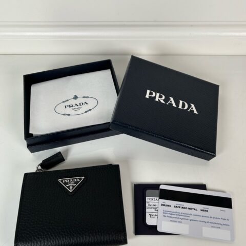 PRADA P家➡️男女通用短款钱包，型号2ML049,黑色