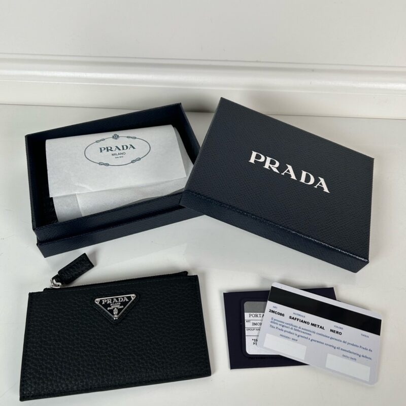 PRADA P家➡️黑色鹿皮卡包，型号：2MC086