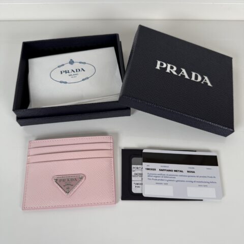 PRADA P家➡️ 雪粉色小卡包，男女通用款式，型号1MC025