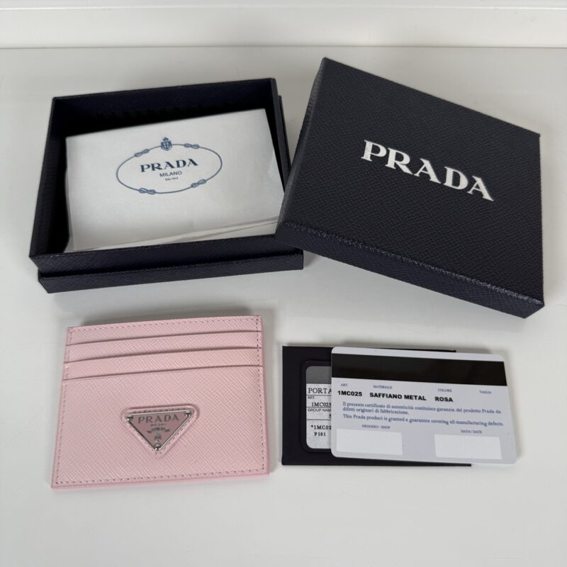 PRADA P家➡️ 雪粉色小卡包，男女通用款式，型号1MC025