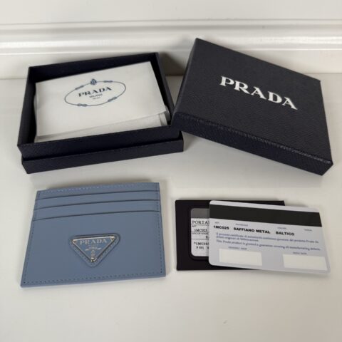 PRADA  P家➡️ 天蓝色小卡包，男女通用款式，型号1MC025