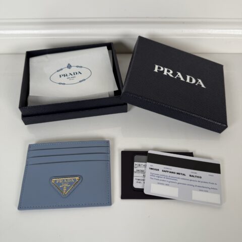 PRADA P家➡️ 天蓝色小卡包，男女通用款式，型号1MC025
