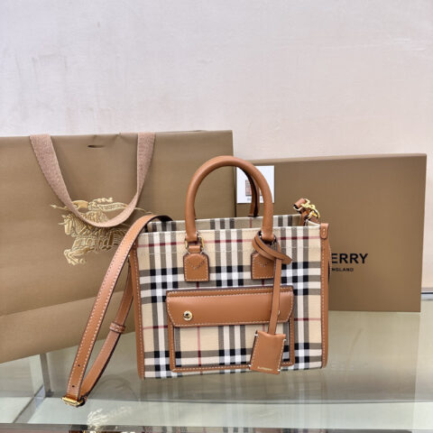 Burberry B家最新迷你棕色格纹 型号1431