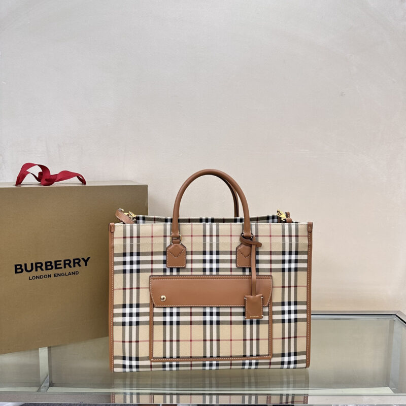 Burberry B家最新格纹托特包 型号1381