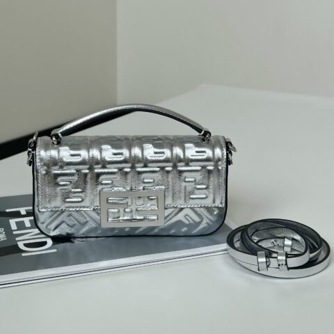 FENDI Baguette 法棍手机包 款号8620C