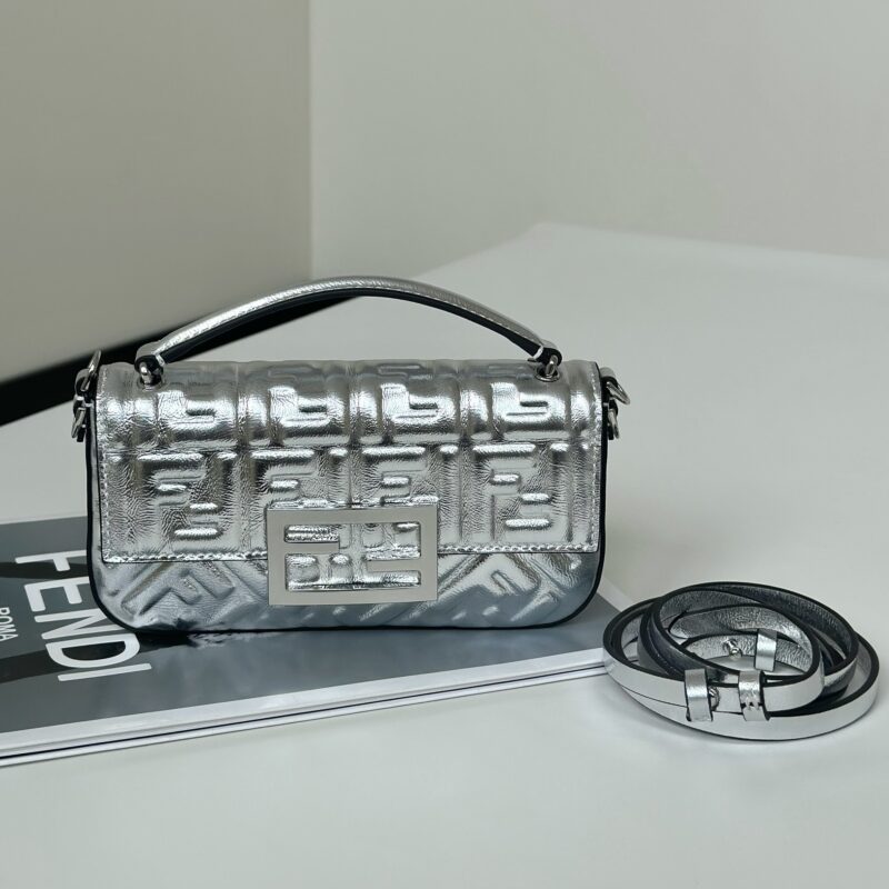 FENDI Baguette 法棍手机包 款号8620C