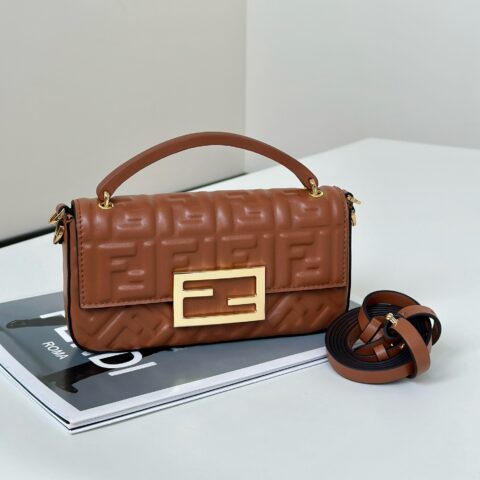 FENDI Baguette 法棍手机包 款号8620C