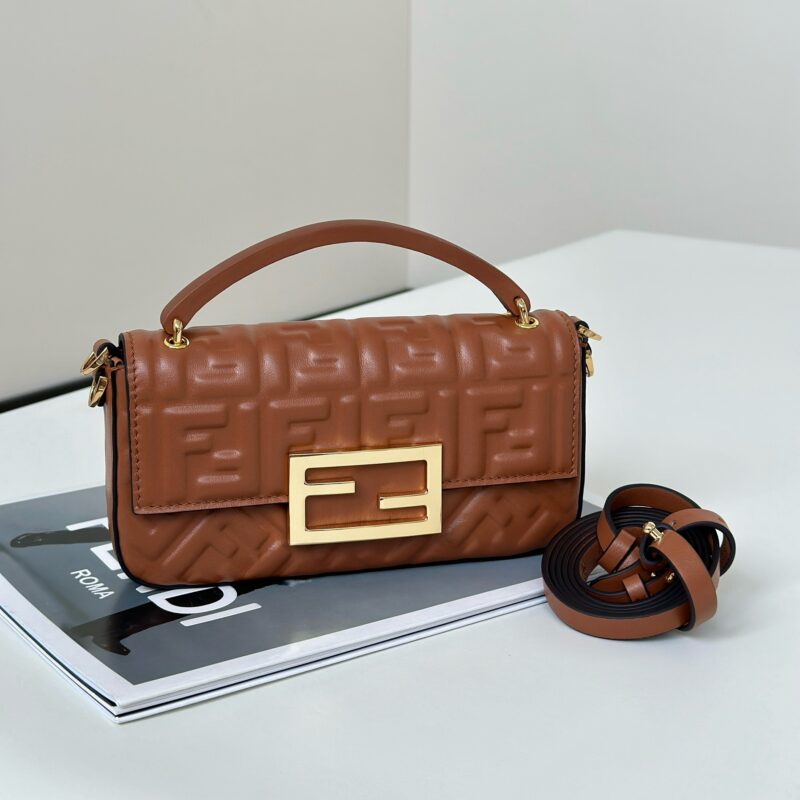 FENDI Baguette 法棍手机包 款号8620C