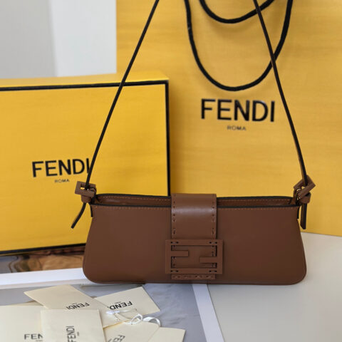 FENDI 新品Baby B腋下包 款号 8705