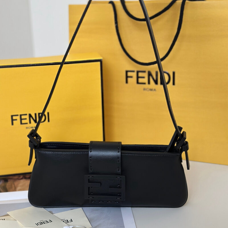 FENDI 新品Baby B腋下包 款号 8705
