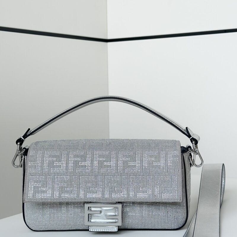 FENDI 标志性中号BAGUETTE手袋 款号8632 L