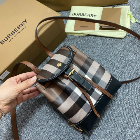 Burberry B家桦木棕格迷你双肩包🎒 型号4691