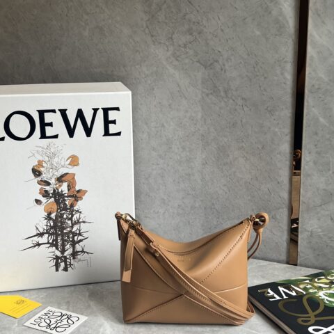 LOEWE 𝐩𝐮𝐳𝐳𝐥𝐞 𝐟𝐨𝐥𝐝 𝐩𝐨𝐮𝐜𝐡麻将包 0696 暖沙色