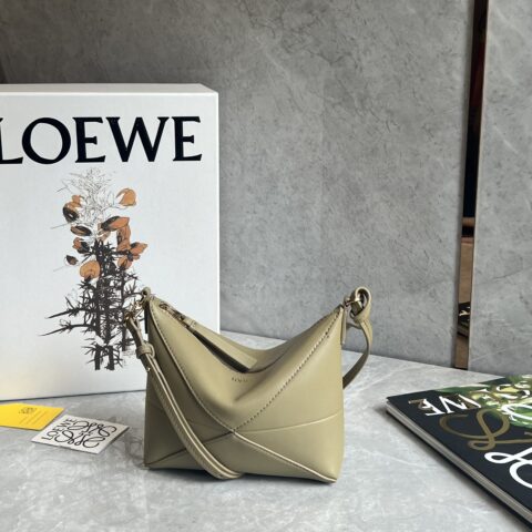 LOEWE 𝐩𝐮𝐳𝐳𝐥𝐞 𝐟𝐨𝐥𝐝 𝐩𝐨𝐮𝐜𝐡麻将包 0696 绿色