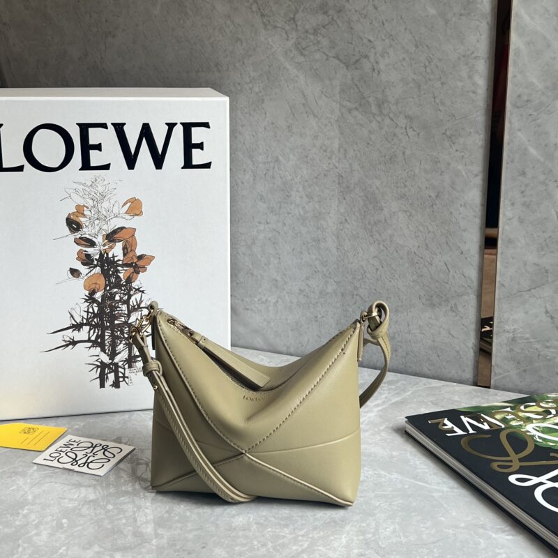 LOEWE 𝐩𝐮𝐳𝐳𝐥𝐞 𝐟𝐨𝐥𝐝 𝐩𝐨𝐮𝐜𝐡麻将包 0696 绿色
