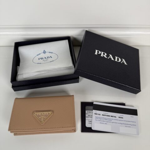 PRADA P家➡️经典卡片夹,型号1MC122
