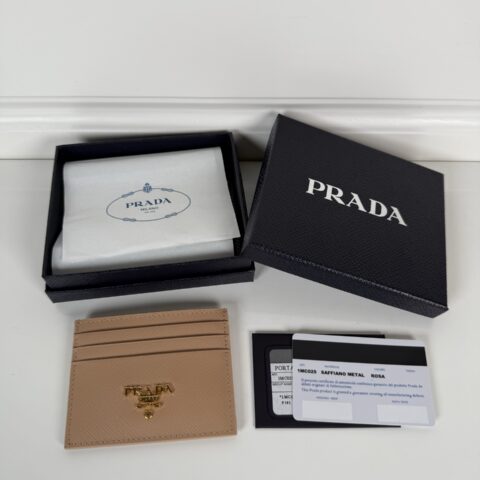 PRADA P家➡️ 男女通用小卡包，裸粉色，型号1MC025