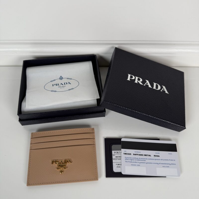 PRADA P家➡️ 男女通用小卡包，裸粉色，型号1MC025