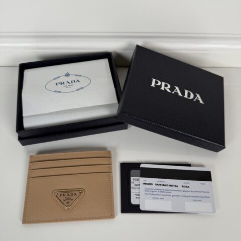 PRADA P家➡️ 男女通用小卡包，裸粉色，型号1MC025
