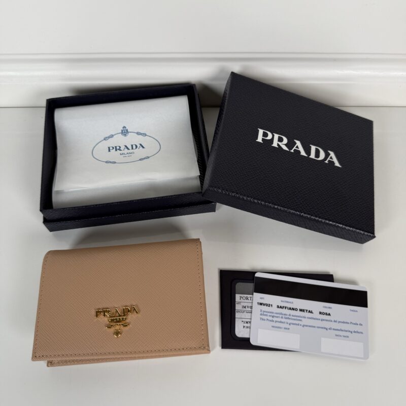 PRADA P家→按扣式开合短夹，男女通用，型号1MV021