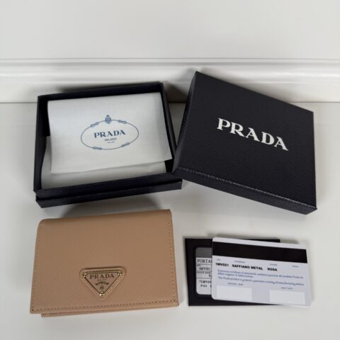 PRADA P家→按扣式开合短夹,男女通用,型号1MV021