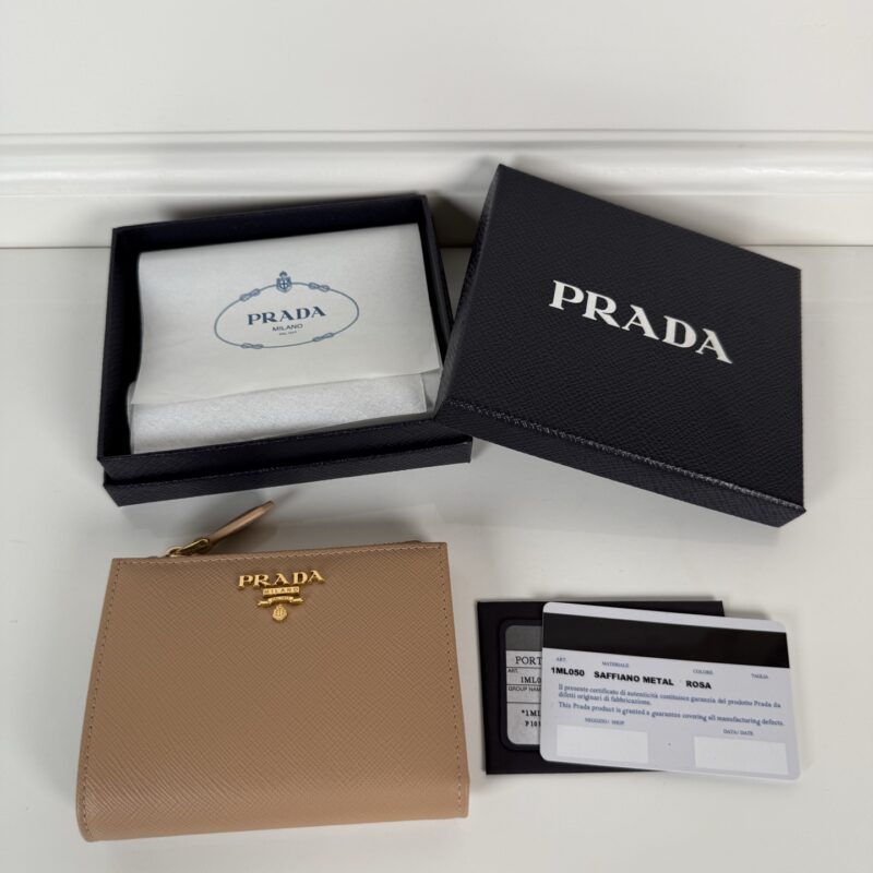 PRADA P家➡️男女通用短款钱包,裸粉色,型号1ML050