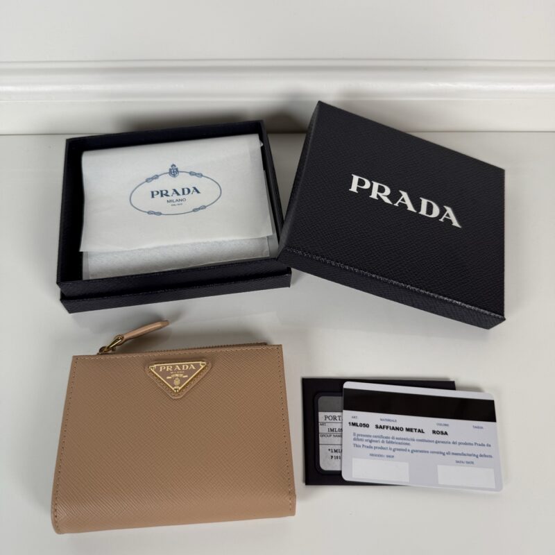 PRADA P家➡️男女通用短款钱包,裸粉色,型号1ML050