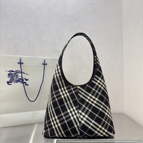 Burberry B家最新柔软立挺的肩背包 型号7181