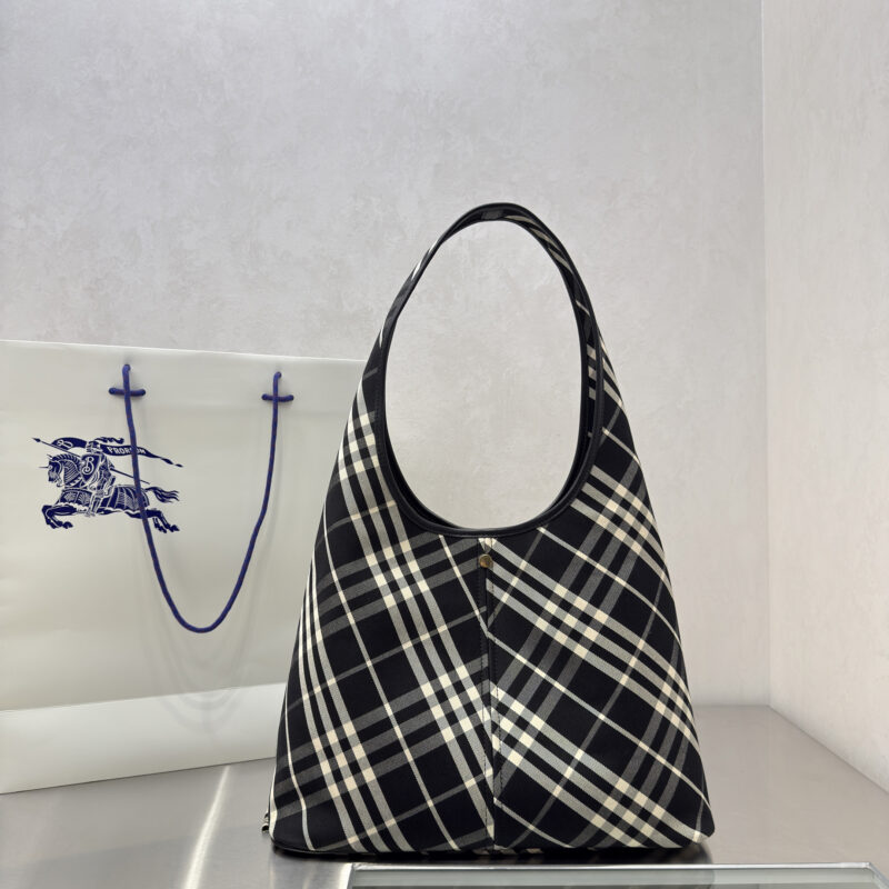 Burberry B家最新柔软立挺的肩背包 型号7181