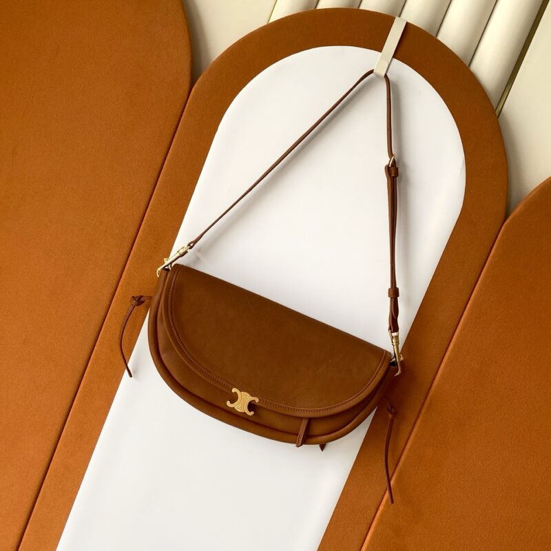 CELINE Halfmoon 半月包🛍️ 款号：103778