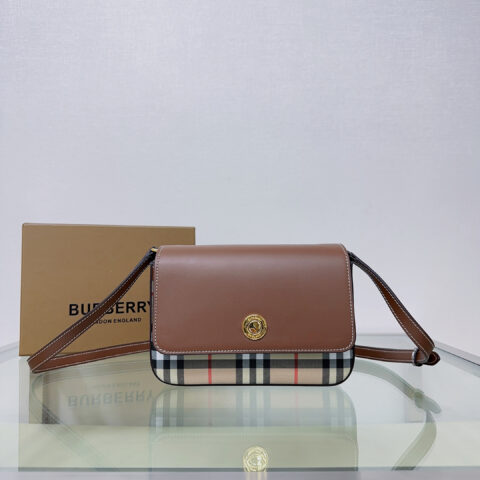 Burberry  bur最新款精巧的斜背包 型号2441