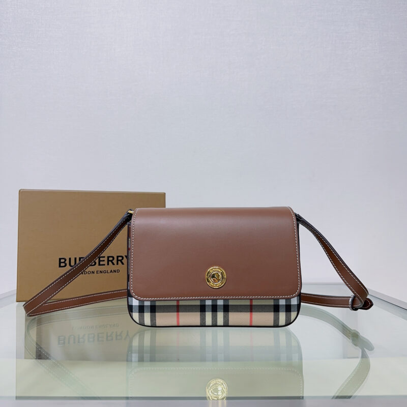 Burberry  bur最新款精巧的斜背包 型号2441