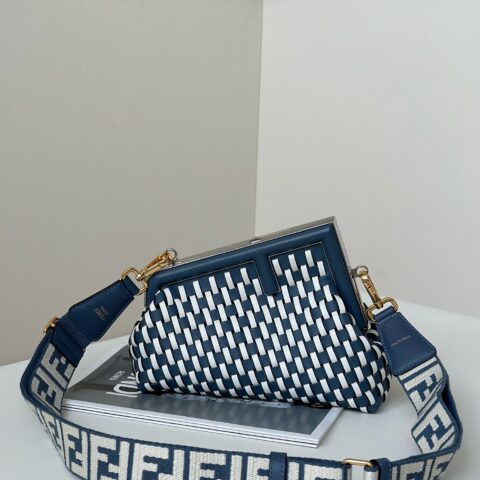 FENDI first系列以F为字母作为设计亮点 款号80103