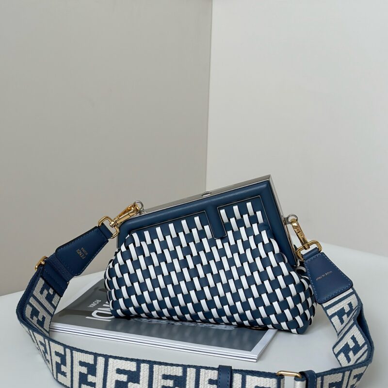 FENDI first系列以F为字母作为设计亮点 款号80103