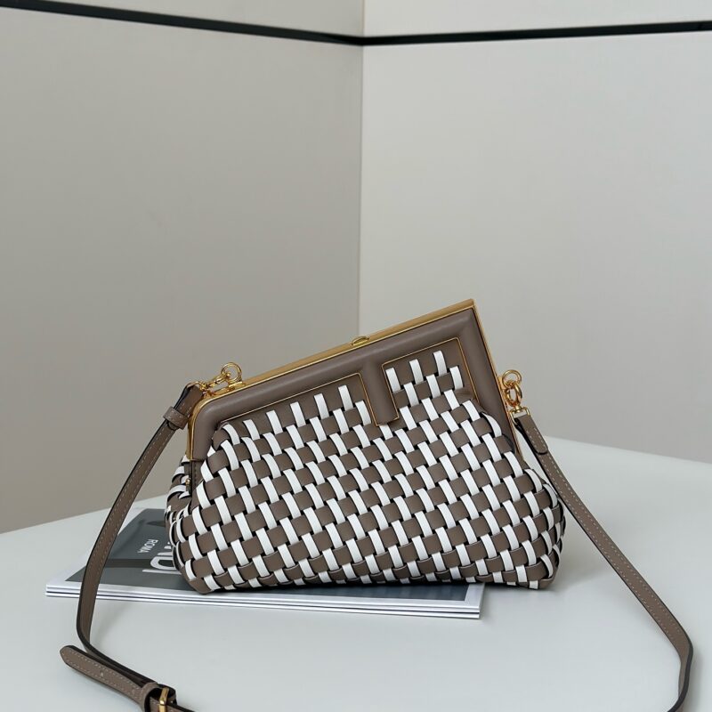 FENDI first系列以F为字母作为设计亮点 款号80103