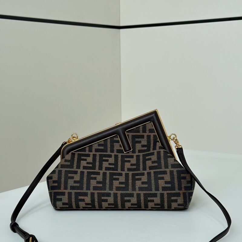 FENDI first系列以F为字母作为设计亮点 款号80029m啡