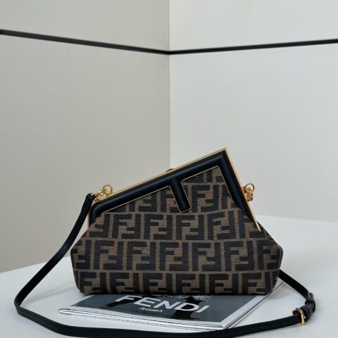 FENDI first系列以F为字母作为设计亮点 款号80029m克
