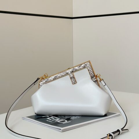 FENDI first系列以F为字母作为设计亮点 款号80043白