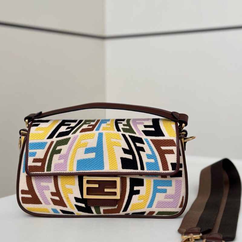 FENDI   最新baguette鱼眼视觉系列 款号8381