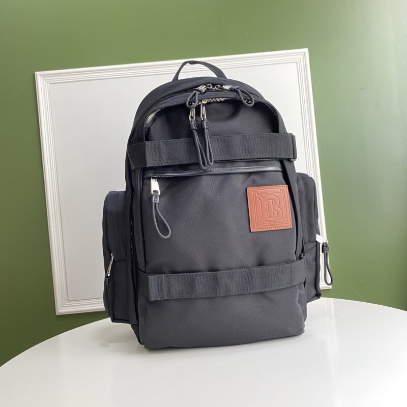 Burberry B家新款实用主义双肩包 型号5601