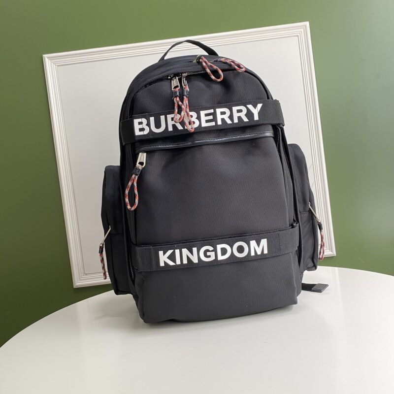 Burberry B家新款实用主义双肩包 型号5601