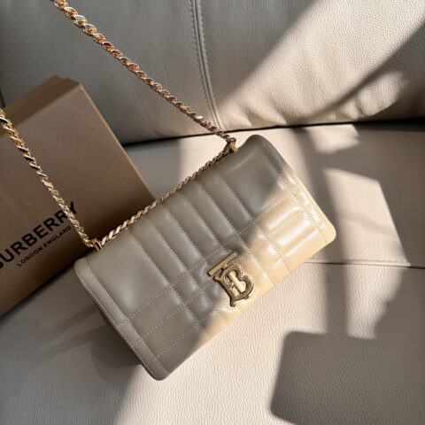 Burberry  B家最新精巧别致萝纳包 型号5111