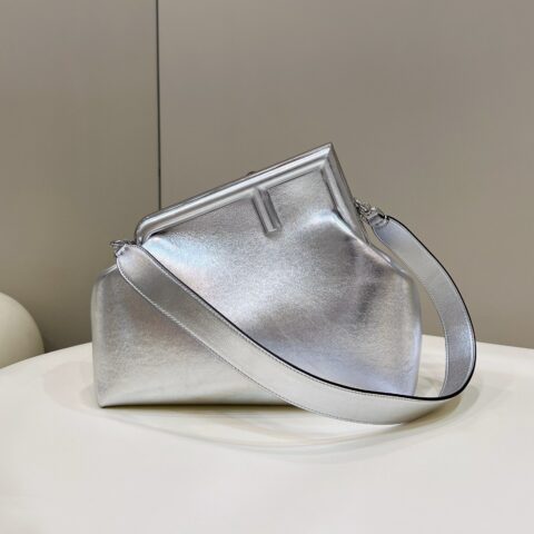 FENDI first系列以F为字母作为设计亮点 款号80018L