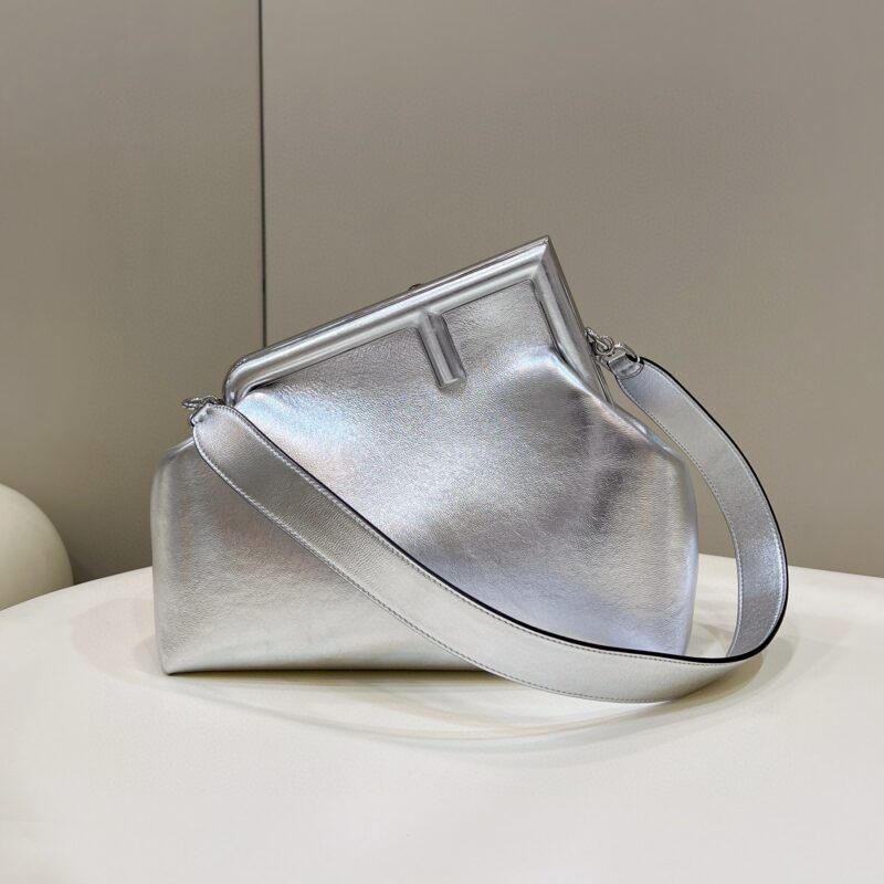 FENDI first系列以F为字母作为设计亮点 款号80018L