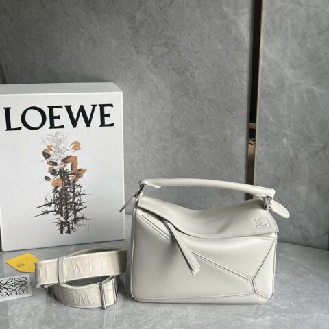 LOEWE Anagram刺绣肩带 0189 盐白